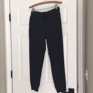32° Heat black women’s joggers in size medium.